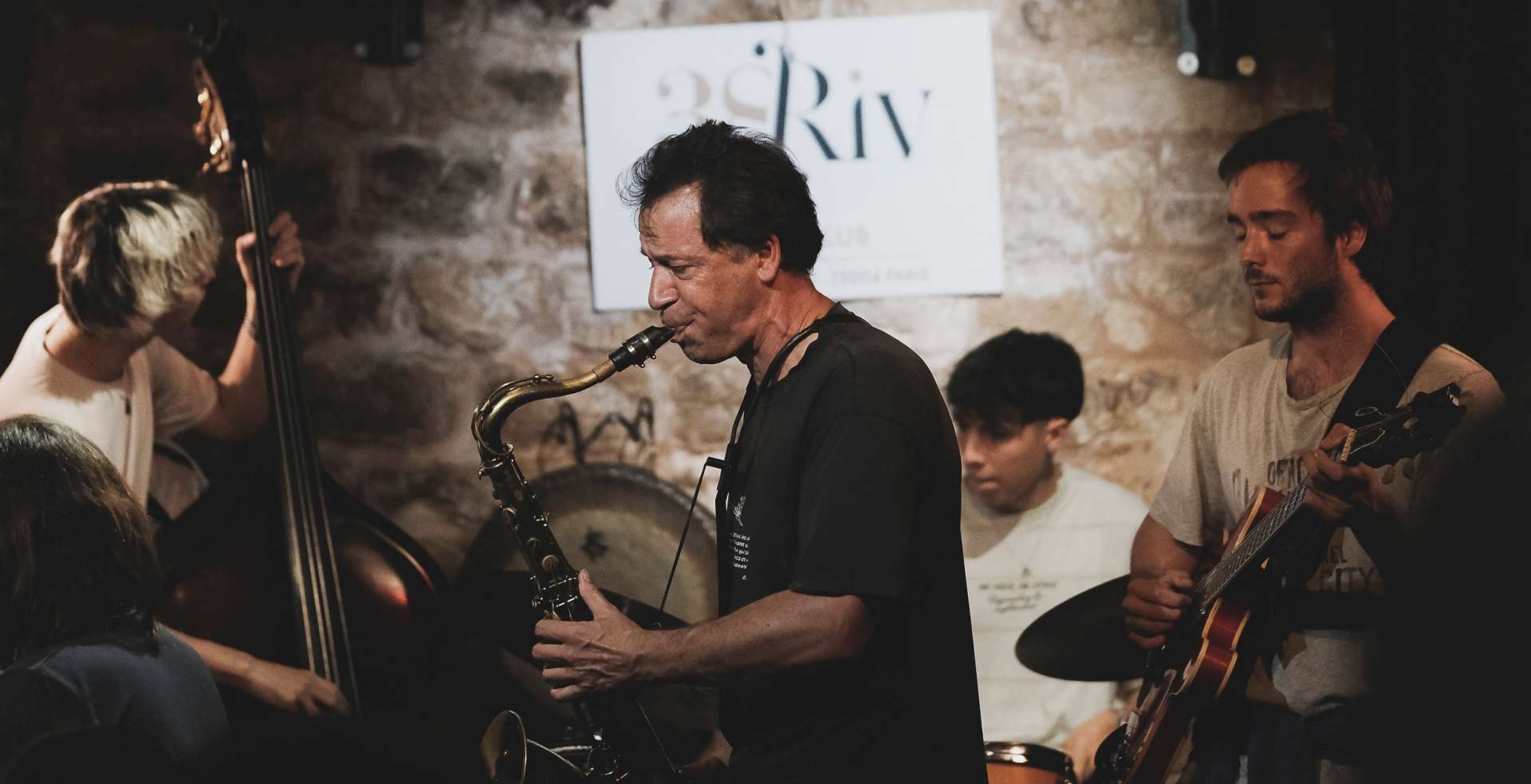 Ambiance feutrée du 38 Riv Jazz Club, un bar intimiste au charme parisien